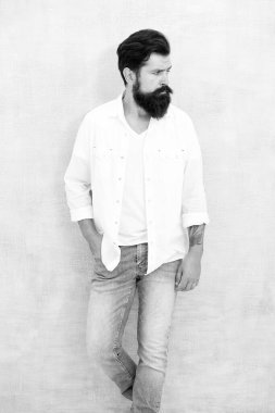 Yaz koleksiyonu. Erkek giyim konsepti. Moda kıyafetleri. Çekici adam duvar arkaplanı. Yaz modası. Sakallı manken kıyafeti. Moda modeli. Sakallı, olgun, yakışıklı hippi beyaz gömlek giyiyor.