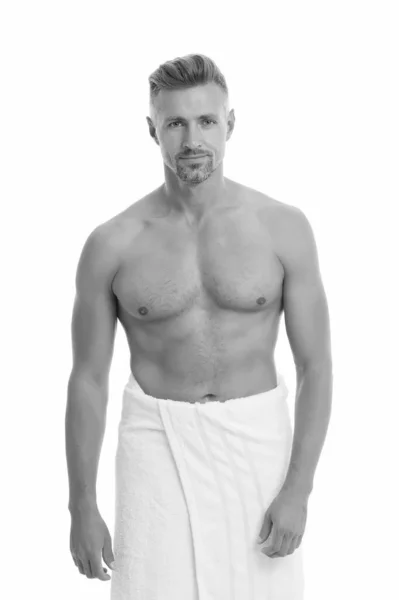 Sexy ben ik. Sexy man in badhanddoek. Atletische man met sexy gespierde romp. Hygiëne en verzorging routine. Wellness en lichaamsverzorging. Bodybuilding en fitness. Een gezonde levensstijl. Sterk en sexy — Stockfoto