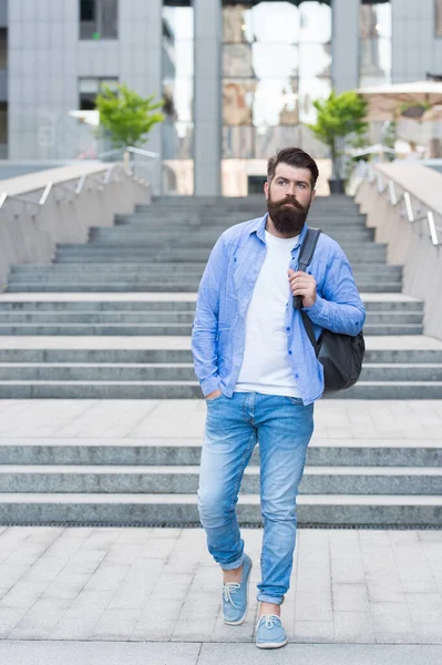 Caminando por calles vacías. Renacimiento después del bloqueo del coronavirus. La vida moderna. Distanciamiento social. Cambio de concepto de paisaje. Guapo hipster con mochila calle peatonal. Hombre viajero mochila — Foto de Stock