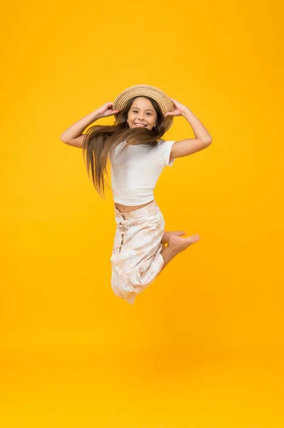 Neşeli küçük kız yaz kıyafetleri atlama, aktif yaşam tarzı konsepti — Stok fotoğraf
