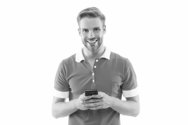 Spannendes Spiel. Mobile Reparatur. Glücklicher gutaussehender Mann mit Handy. 5G-schnelle Verbindung. Mobiler Lebensstil. Handytechnologie. Technikliebhaber. Surfen im Internet. Anwendung herunterladen. Installationsspiel — Stockfoto