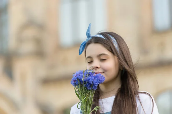 Duft und Pflege. Kleine Kinder schnuppern Sommerblumen im Freien. Pollenallergie und Heuschnupfen. Hautpflegeprodukte. Sichere Kosmetik. Kinderbetreuung. Kinderkrankenpflege. Schönheitssalon. Gesundheitsversorgung ohne Schaden — Stockfoto