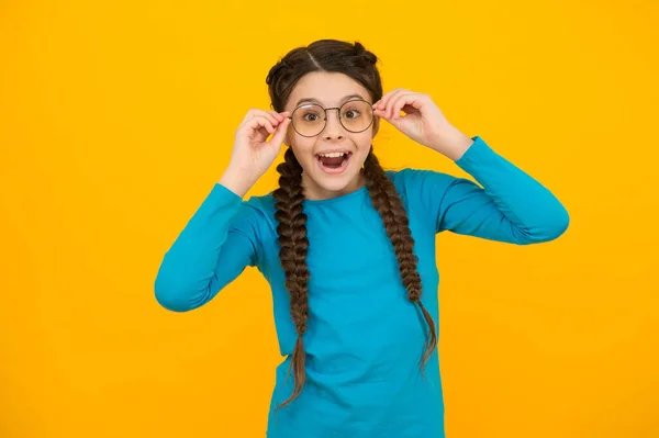 Viel besser jetzt. glückliches Teenager-Mädchen mit Brille. fing an, besser zu sehen. Kindermode und Schönheit. kleine Mädchen verbessern das Sehen. Kinderglück. schöne geflochtene lange Haare. stilvolle Zöpfe und Zöpfe — Stockfoto