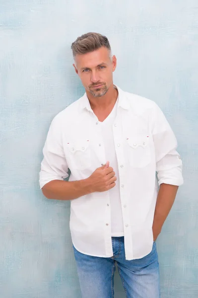 ハンサムな男完璧な白いシャツデニムパンツ、理容室の美容室のコンセプト — ストック写真