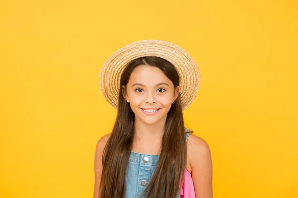 Spensierato e felice. infanzia felice. gioiosa vacanza estiva e vacanza. capretto moda stagionale. bellezza spensierata su sfondo giallo. bambino sorridente con cappello di paglia. bambino piccolo pronto per l'attività in spiaggia — Foto Stock