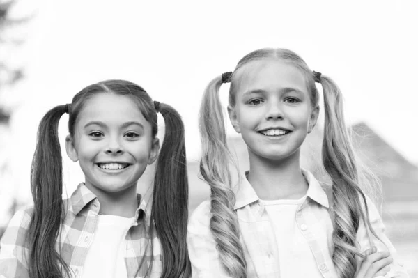 Tökéletesség a szépségben. Boldog gyerekek hosszú hajjal. Szépen néznek ki a kislányok. Szépségszalon. Fodrászat. Divat és szépség. Hajápolási és bőrápolási termékek. Azért vagyunk itt, hogy szépítsük a világot. — Stock Fotó