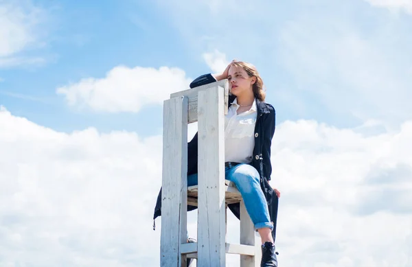 Höft och snygg. Modemodell poserar. Hennes trendiga stil. Frihetskänsla. Snygg mode barn baby flicka barn utomhus. stilren söt barn poserar på våren. Sommar kul och fritid koncept — Stockfoto