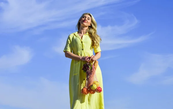 Bolsas eco de algodón y malla reutilizables para ir de compras. Día de verano niña fondo cielo azul. Cero residuos. Eco consciente. Mujer llevar frutas y verduras en bolsa ecológica. Estilo de vida sostenible. Concepto libre de plástico — Foto de Stock