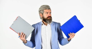 Resmi takım elbiseli bir adam elinde bilgi tutuyor. Her şeyi kontrol et. Kontrol sorumluluktur. Finansal uzman. İş sözleşmeleri. Belgeli bir iş adamı. Teftiş. Kontrol kavramı