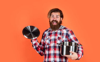 Harika vakit geçiriyorum. Tencereli vahşi hippi yemekleri. Hizmetçi koca, tencerede yemek yapıyor. Kareli gömlekli olgun bir aşçı. Evde yemek hazırla. Profesyonel aşçı. Sakallı adam mutfak tepsisini tut.