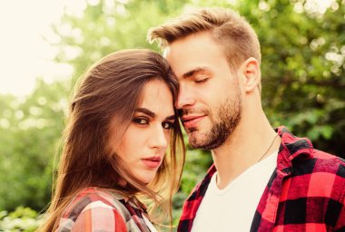 Sevgililer Günü. Ormanda yaz kampı. Aile hafta sonu. Romantik randevu. Birbirine aşık çiftler. Yürüyüş. Hipster çift dışarıda. Kareli gömlekli kadın ve erkek parkta rahatlayın. Gelecekteki ebeveynler