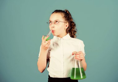 Güvenlik önlemleri. Bilgi ve bilgi. Biraz deneyler yapıyorum. Küçük çocuklar ders çalışır. Eğitim konsepti. Kimya eğlencesi. Temel bilgiler. Bilgi toplama günü. Kimyasal sıvıları olan liseli kız. Eğitim kavramı