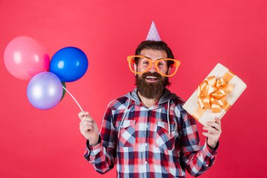 Teşekkür ederim. Sakallı mutlu adam. Parti gözlüklü adam balon tutuyor. Bayram kutlaması. Doğum günün kutlu olsun. Şirket partisi kutlaması. Merhaba yaz. Yaz alışveriş satışları. Mutluluğu hisset