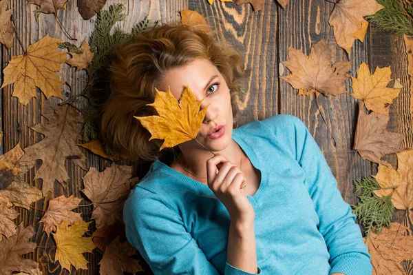 Carefree and happy. woman hold maple leaf. canada. girl relax on autumn background. Beauty in autumn style. Sharing love to nature. Staying beautiful any season. autumn female fashion — Stock Photo, Image