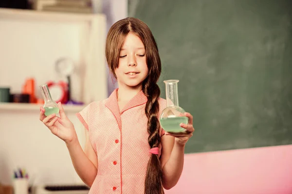 Una lección fascinante. Reacción química. Líquido químico. Lección de ciencias. Laboratorio escolar. Niña pequeña con tubo químico. Educación en biología. Tubo de ensayo de clase de química femenina. Experimento científico —  Fotos de Stock