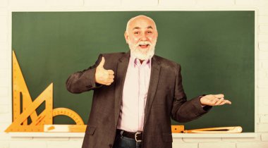 Başarıyı hisset. Sınıfta trigonometri dersi. Bilgileri buraya getir. Son sınıf öğretmeni matematik aletleri kullanır. Sakallı okutman tahtada geometriyi açıklıyor. Okula dönüyorum. Matematik grafik araçları