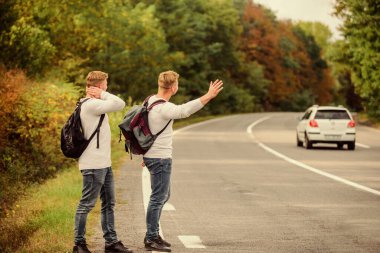 Yeni insanlarla tanış. Taşıyıcı arıyoruz. Yol boyunca yürüyen ikizler. Başparmağınla arabayı durdur. Kırsal kesimde otostop çekip arabayı durdurma hareketi. Yoldayım. Yaz yürüyüşünün tadını çıkarıyorum.