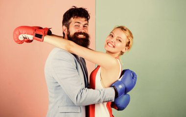 Zorlu ilişkiler. Birbirlerine aşık bir çift boks yapıyor. Çatışma konsepti. Aile hayatı. Boksörler eldivenlerle dövüşüyor. Erkek ve kadın boks dövüşü. Karmaşık ilişkiler. Çift romantik ilişkiler