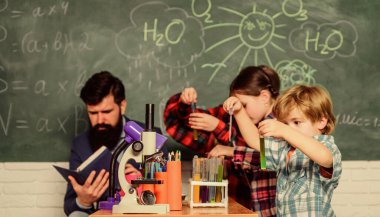 Okuldan bir ders. Kimya sınıfındaki öğrenciler. Okula dönüyorum. Eğitici bir kavram. Mutlu çocuk öğretmenim. Çocuklar, bilim adamları laboratuarda deneyler yapıyor. Okulun kimya laboratuvarı