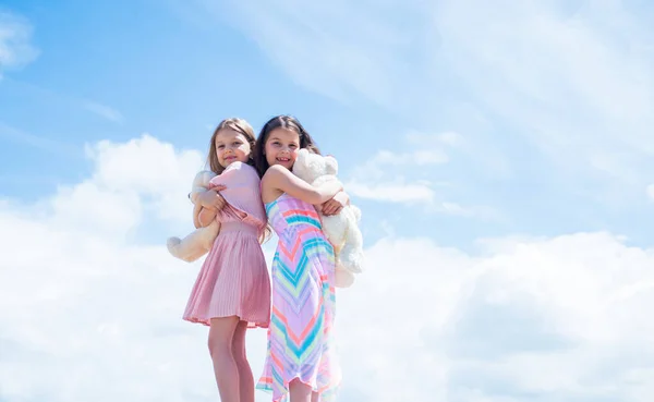 가장 친한 친구는 곰 장난감을 들고 있다. 테디 베어를 가진 두 자매. 행복 한 어린 시절. 여름 방학. 어린 소녀들이 포옹 합니다. 사랑과 지원. 끈끈 함과 우정이라는 개념. 가족 유대 시간. 복사 공간 — 스톡 사진