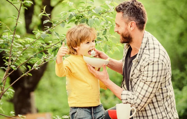 Family and parenting. son and father eating. happy fathers day. Little boy with dad eat cereal. Morning breakfast. healthy food and dieting. Dairy products. Only fresh and healthy food for my baby — Stock Photo, Image