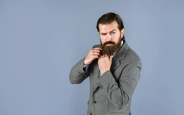 Homem maduro elegante que olha moderno. Guarda-roupa dos homens. homem elegante vestido de terno. modelo de moda formal. homem bonito em pé sobre fundo cinza. Homem de negócios barbudo sério. espaço de cópia — Fotografia de Stock