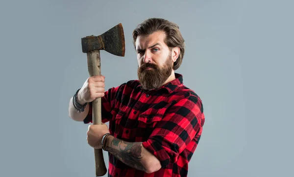 Sinto-me tão confiante. Lenhador barbudo com um machado. Cortador de madeira com uma camisa xadrez. Homem barbudo brutal Lumberjack em camisa quadriculada vermelha. conceito de barbear. Dia das Bruxas. homem tem um machado em sua mão — Fotografia de Stock