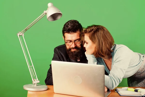 Liefdesrelatie op het werk. Verleiding. Secretaresse met baas op het werk. zakenman en assistent lossen probleem op. Zakelijk stel achter de computer. De vrouw en de man werken op de laptop. Blij je in het team te zien. — Stockfoto