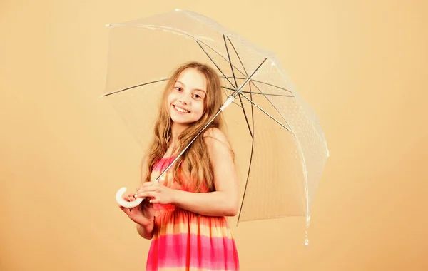 この秋の日に保護された感じ。秋の天気予報。雨の日だ。秋の気分だ。気楽な子供時代。秋のファッション。傘を差した少女。リラックスする時間 — ストック写真