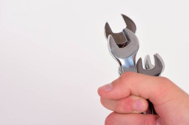 Tamirci ya da tamirci elinde anahtar var.