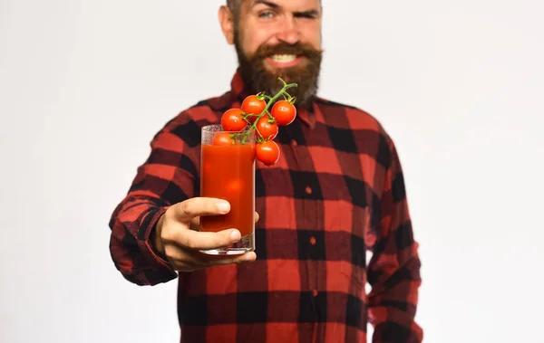 収穫した男だ。髭を生やした男がトマトジュースを持って — ストック写真