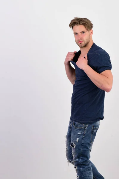 Un tipo con camiseta azul oscuro y jeans. Confianza y emociones — Foto de Stock