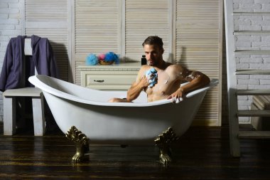 Banyoda sakallı ve baştan çıkarıcı yüzlü bir adam.