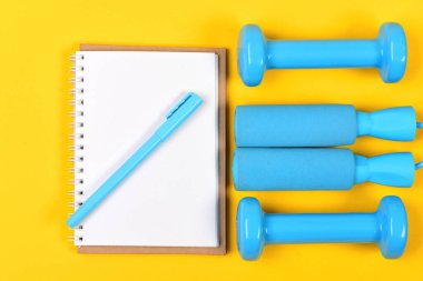 Kilo vermek için aptal aletler. Not defteri, kalem ve spor aletleri.