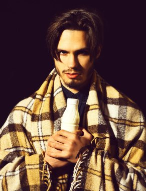 Siyah stüdyo geçmişinde ekoseli sakallı bir adam.