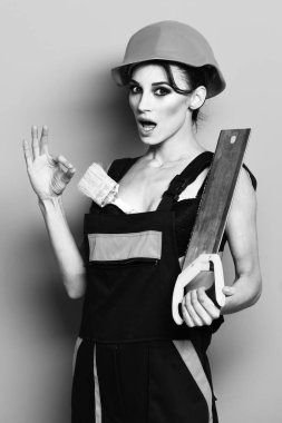 sürpriz seksi inşaatçı kız mavi stüdyo arka planında