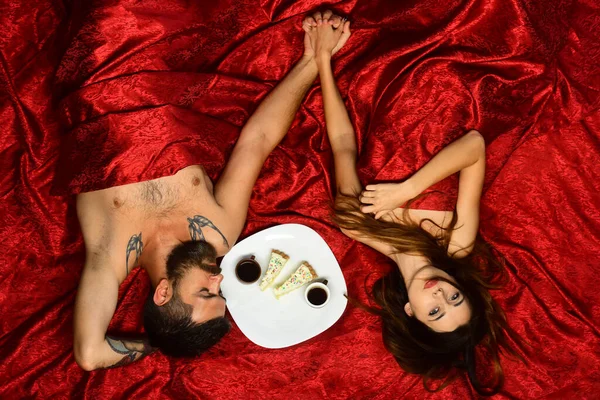 Man met baard en rustig gezicht heeft romantisch ontbijt — Stockfoto