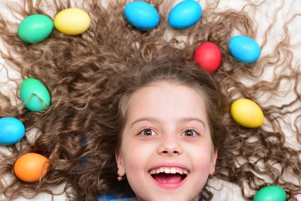 快乐的东方女孩，多彩的长发蛋 — 图库照片