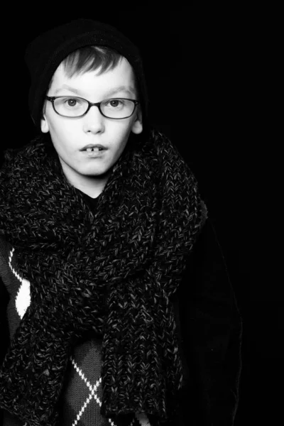 Kleiner Junge Nerd mit Brille auf schwarzem Hintergrund — Stockfoto