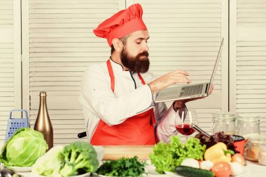 Yemek pişiriyorum. Mutfak mutfağı. Vitamin. Taze sebzeli vejetaryen salatası. Sağlıklı yemek pişirme. Sakallı, olgun bir hippi. Sakallı adam. Şef tarifi. Diyet organik gıda