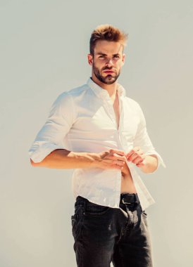 Kendine güvenen ve şık. Sakallı adam iş stili. resmi erkek modası. Modern yaşam tarzı. Kendine güvenen iş adamı Yakışıklı bir manken. Başarı. Gökyüzü arka planı. Seksi maço adam. Erkek bakımı
