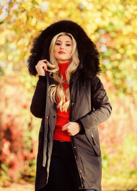 Klasik parka manto kostüm ikonu oldu. Çok yönlü ve şık. Kız parkta yürürken parka giyer. Kapüşonlu kabarık ceket. Kadınlar siyah parka kürklü başlık giyer. Gençlik hippi moda konsepti