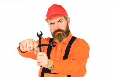 Anahtar aracı sıkılaştırıcı detayları düzeltiyor. Anahtar gereçleri. İngiliz anahtarı olan bir tamirci. Otomotiv Teknisyenleri ve Tamircileri. Servis ve mühendislik konsepti. Adam anahtar araçlarını beyaz arkaplan tutun