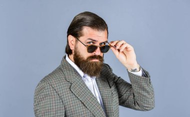Mükemmel sakallı ve bıyıklı acımasız bir iş adamı. Ceketli gerçek patron. Olgun adam gözlük takıyor. Güven ve karizma. Yakışıklı adam ofis kıyafeti giyer. Erkek güzellik ve moda. Seni baştan çıkarmak.