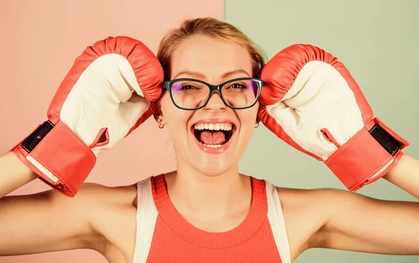 Linda chica boxeadora. ver que el éxito está cerca. Secretaria sexy y segura. elegir una forma de vida saludable. le encanta el deporte. gran sentido de confianza en sí mismo. mujer en gafas y guantes de boxeo — Foto de Stock