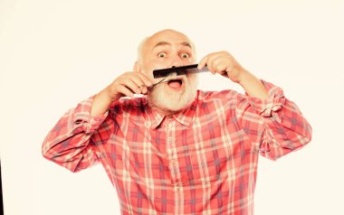 Kişisel stil. Tıraş aletleri. Tıraşsız yaşlı adamın bıyığı ve sakalı var. Kes ve saç fırçala. Berber dükkanı konsepti. Traş aksesuarları. Beyaz sakallı, olgun bir adam.