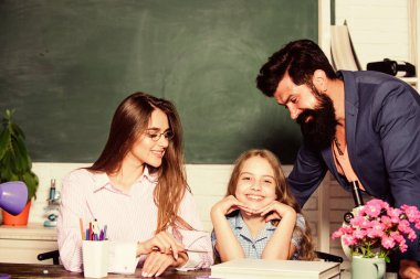 Akıllı bir aile. Kızıma ders veriyorum. Öğrenmek için elverişli koşullar. İyi öğrenme ortamı. Öğrenciler hoş karşılandıklarını ve saygı duyduklarını hissetmeliler. Anne ve baba öğretmenleri çocuğa öğrenmede yardım ediyor.