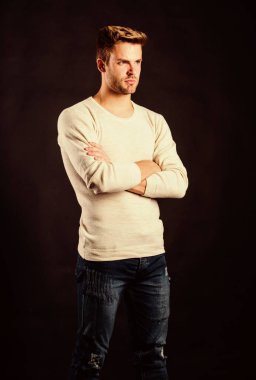 Sıradan tarzda yakışıklı bir adam. Erkek kılları günlük kıyafet giyer. Moda konsepti. Kıyafet dükkanı. Uzun kollu gömleğin son modellerini keşfet. Rahat ve rahat hissediyorum. Erkek giyim tarzı kıyafetler.