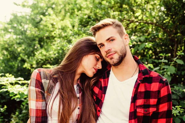 Um casal giro. Dia dos Namorados. acampamento de verão na floresta. fim de semana familiar. Encontro romântico. casal hipster ao ar livre. casal apaixonado. Caminhadas. homem e mulher em camisa xadrez relaxar no parque — Fotografia de Stock