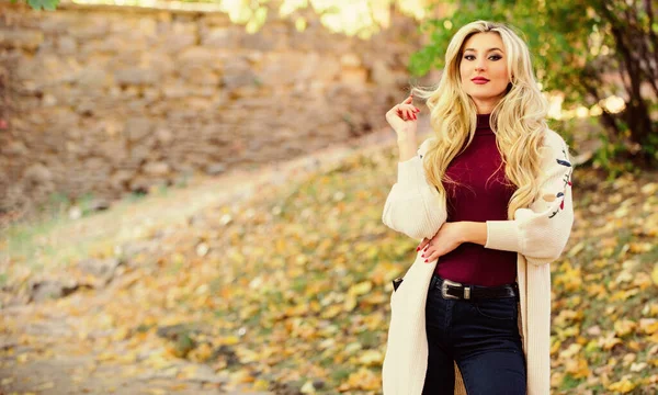 Koud blond concept. Hoe reparatie gebleekt haar snel en veilig. Meisje modieuze blonde lopen in de herfst park. Herfst haarverzorging is belangrijk om droog pluizig haar te voorkomen. Lang haarverzorgingsconcept — Stockfoto